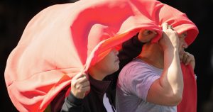 ARCHIVO - Un hombre y una mujer se cubren la cabeza con un mantel para protegerse del sol en Manila, Filipinas, el 29 de abril de 2024. Foto: AP, Aaron Favila, Archivo