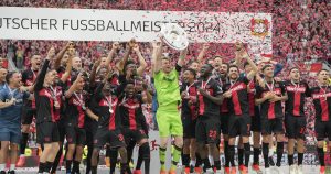 Jugadores del Bayer Leverkusen celebran con el trofeo de campeón de la Bundesliga al final del encuentro ante el Augsburg en el BayArena en Leverkusen. Foto: Martin Meissner, AP. 