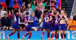 Alexia Putellas del Barcelona felicitada por sus compañeras tras anotar en la final de la Liga de Campeones femenina ante el Lyon el sábado 25 de mayo del 2024. (AP Foto/Jose Breton)