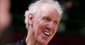  El comentarista y retirado jugador de baloncesto Bill Walton durante una práctica para el Juego de Estrellas de la NBA, 19 de febrero de 2022, en Cleveland. Walton ha fallecido. Tenía 71 años. Foto: Charles Krupa, AP.