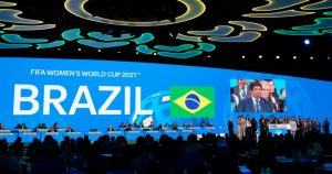 El presidente de la Confederación Brasileña de fútbol, Ednaldo Rodrigues, pronuncia un discurso luego que Brasil obtuviera la sede del Mundial femenino de 2027, el viernes 17 de mayo de 2024, en Bangkok. Foto: Sakchai Lalit, AP