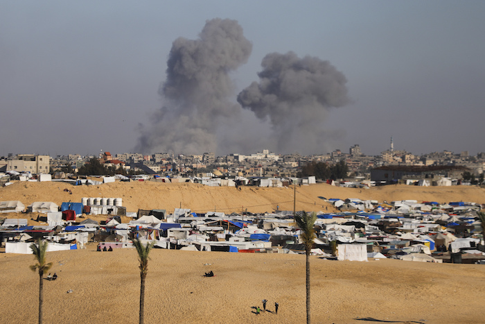 Columnas de humo luego de un ataque aéreo israelí, el 6 de mayo de 2024, en el este de Rafah, Franja de Gaza.