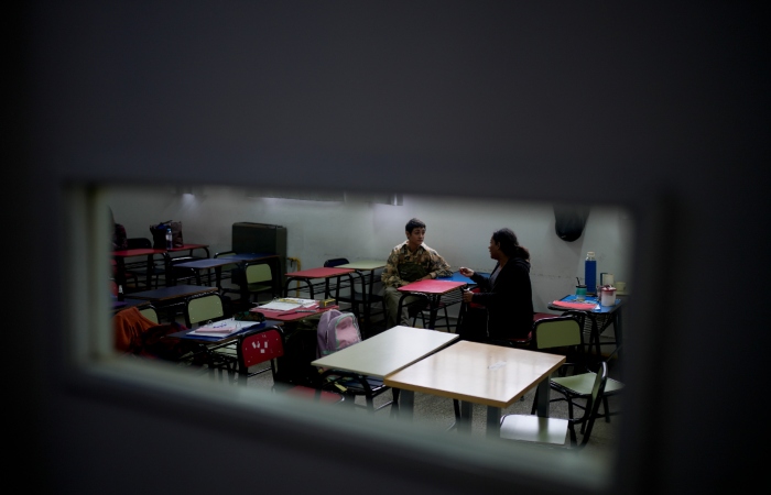 Luana Salva, que se identifica como una mujer trans, a la derecha, habla con su compañera Mateo Ruffolo en una pausa en la asociación civil Mocha Cellis, considerada la primera escuela trans-travesti del mundo, donde Salva estudia el último año de secundaria, en Buenos Aires, Argentina, el martes 16 de abril de 2024. Tras ser despedida de su primer trabajo formal, en un puesto administrativo en la Cancillería argentina, la mujer de 43 años se está planteando volver a prostituirse, al considerar que será la única opción que pueda encontrar. 