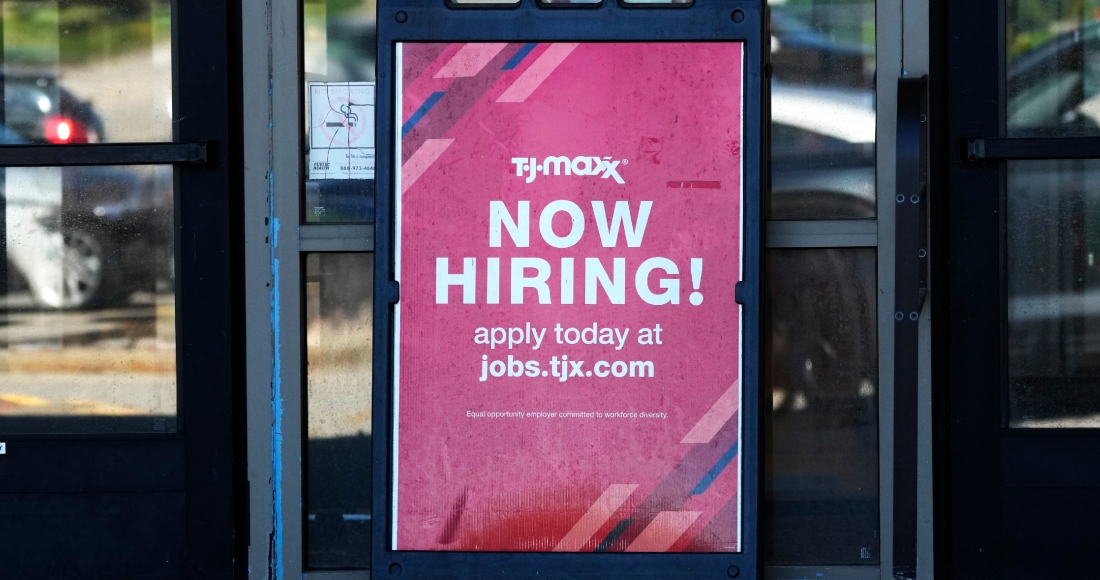 Un anuncio de vacantes es exhibido en una tienda minorista en Vernon Hills, Illinois, el martes 28 de mayo de 2024.