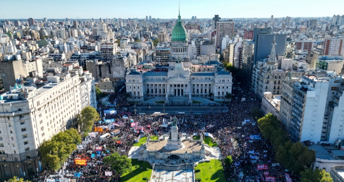 Los estudiantes marchan hacia el Congreso en demanda de más fondos para las universidades públicas y en protesta contra las medidas de austeridad propuestas por el Presidente Javier Milei en Buenos Aires, Argentina, el martes 23 de abril de 2024.