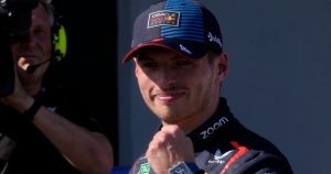 El piloto de Red Bull Max Verstappen celebra tras asegurar que saldrá en la primera posición en el Gran Premio de Italia en la pista de Imola el sábado 18 de mayo del 2024. Foto: Luca Bruno, AP.