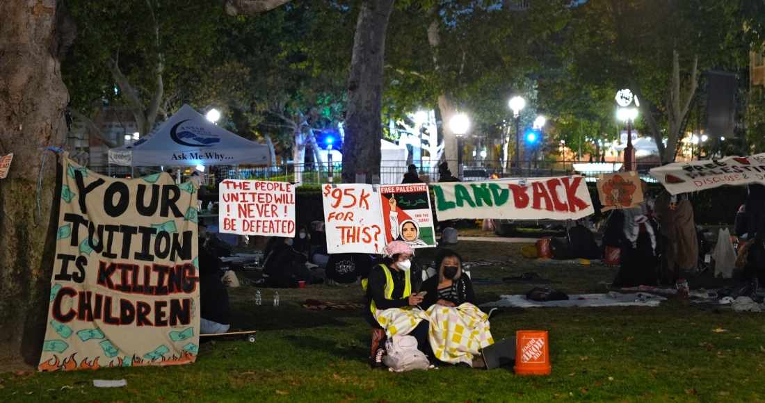 Gente montando guardia ante un campamento de manifestantes propalestinos en el campus en la Universidad del Sur de California, el sábado 4 de mayo de 2024 en Los Ángeles.