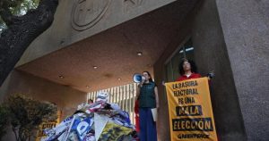 Activistas de Greenpeace México devolvieron en las sede del Partido Acción Nacional (PAN) pendones y lonas de propaganda electoral recogidos de puentes peatonales, postes y camellones de la Ciudad de México. Durante la acción desplegaron el mensaje "La basura electoral es una mala elección".