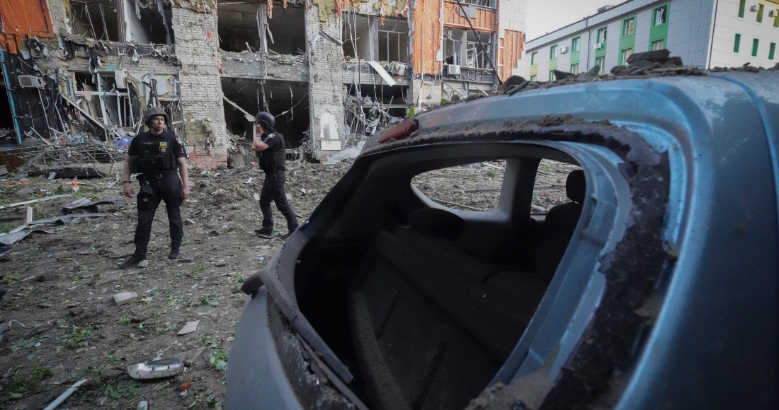 El centro de la ciudad está cubierto de escombros tras un ataque de misiles rusos en Járkiv, Ucrania, el sábado 25 de mayo de 2024. 
