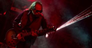 Lino Nava, guitarrista de La Lupita, durante su presentación en el recinto La Maraka.