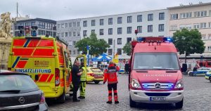 Efectivos de la policía y los bomberos acuden a una plaza de Mannheim tras un apuñalamiento, en Alemania, el 31 de mayo de 2024. (Rene Priebe/dpa vía AP)