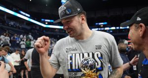 Luka Doncic, de los Mavericks de Dallas, festeja la victoria sobre los Timberwolves de Minnesota en la final de la Conferencia Oeste, el jueves 30 de mayo de 2024 (AP Foto/Abbie Parr)
