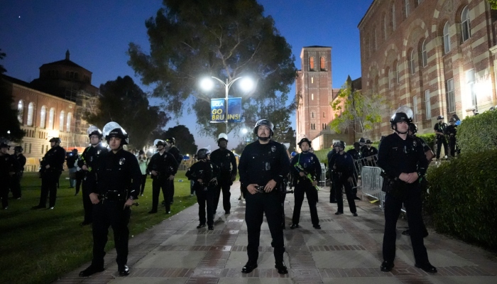 Policías desplegados en el campus de la UCLA cerca de un campamento de manifestantes propalestinos, el miércoles 1 de mayo de 2024 en Los Ángeles.