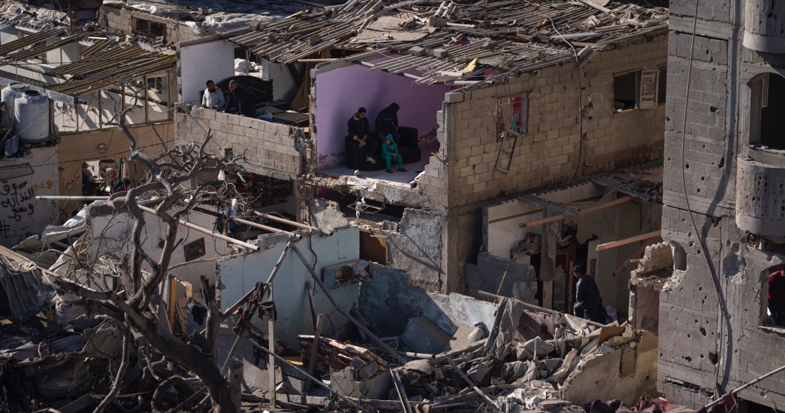 Palestinos observan la destrucción después de un ataque israelí en edificios residenciales y una mezquita en Rafah, en la Franja de Gaza, el 22 de febrero de 2024.
