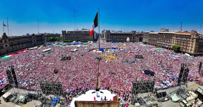 Panorámica de la "Marea Rosa" en el Zócalo de la Ciudad de México.