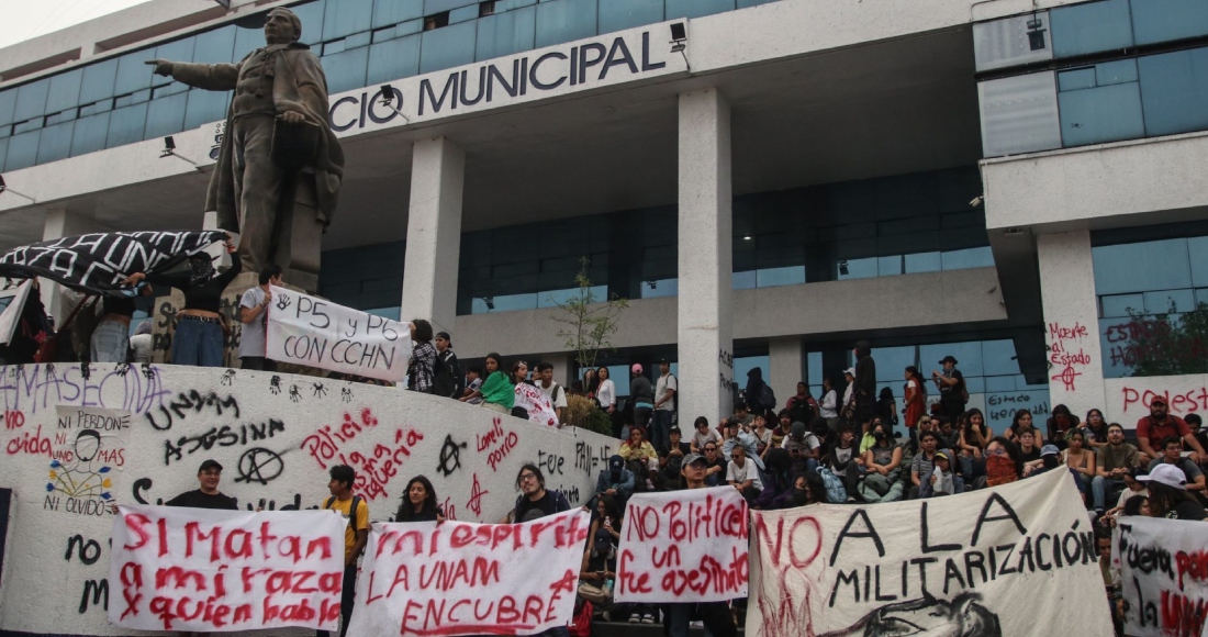 Estudiantes del plantel Colegio Ciencias de Humanidades plantel Naucalpan (CCH Naucalpan) luego de asamblea estudiantil marcharon hacía el Palacio Municipal donde realizaron algunas pinta y mitin exigiendo a los porros fuera de la UNAM.