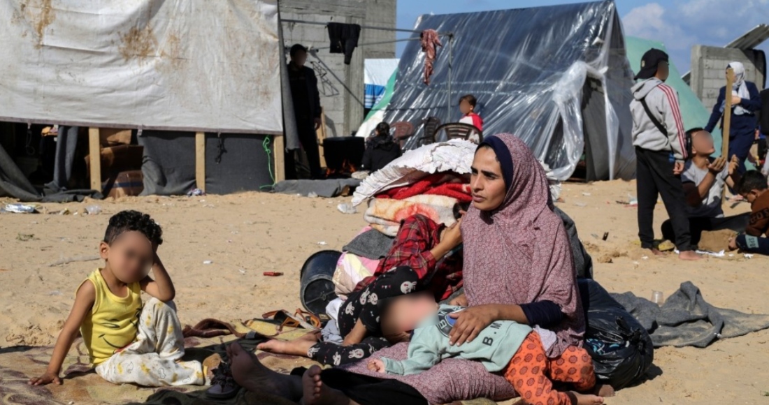 Palestinos desplazados por el bombardeo israelí de la Franja de Gaza, en un campamento de tiendas de campaña en Rafah el 6 de diciembre de 2023.