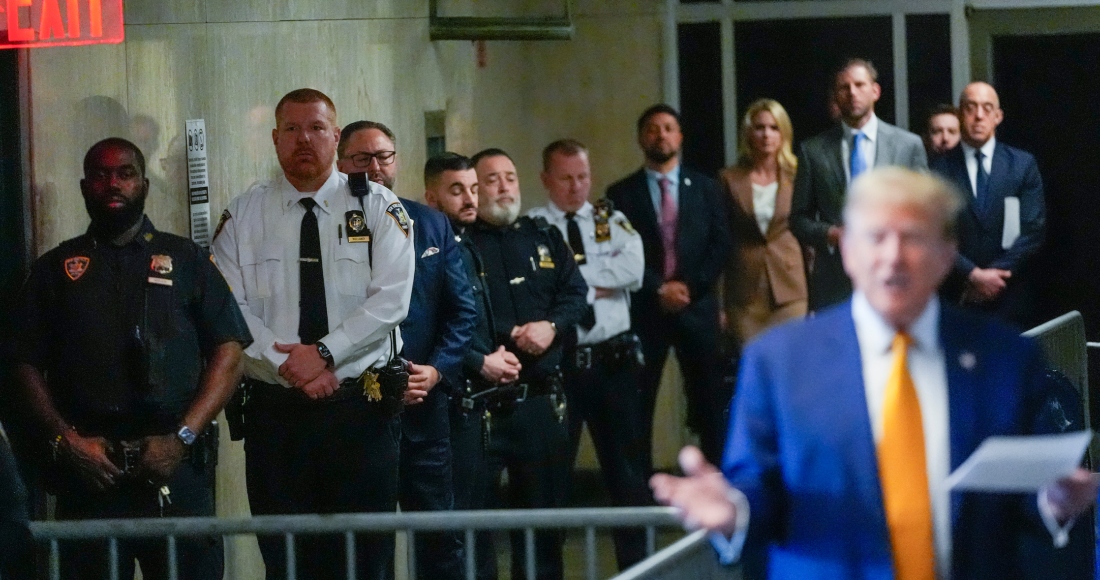 El expresidente Donald Trump habla con reporteros al llegar al tribunal de Manhattan, el martes 7 de mayo de 2024 en Nueva York.