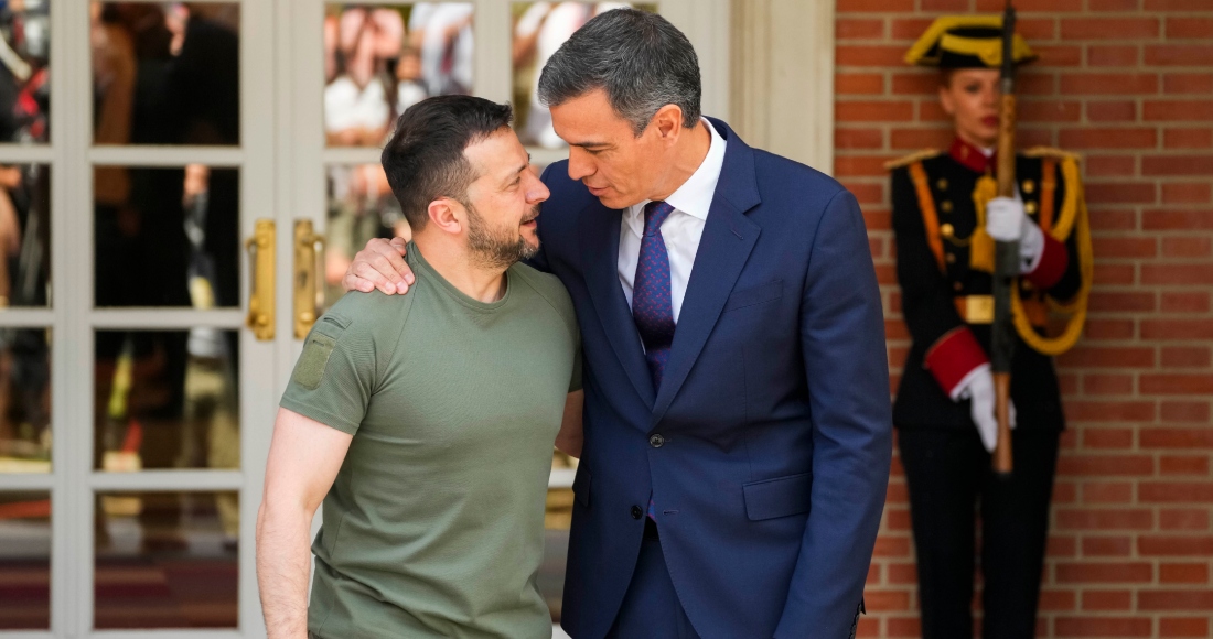 El Presidente de Ucrania, Volodímir Zelenski, a la izquierda, es recibido por el Presidente del Gobierno, Pedro Sánchez, en el palacio de la Moncloa, el lunes 27 de mayo de 2024.