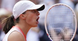 Iga Swiatek grita tras ganar el primer set ante Jasmine Paolini en la final del Abierto de Francia. Foto: Thibault Camus, AP. 