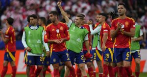 Jugadores de España celebran al final de un partido del Grupo B entre España y Croacia. Foto: Manu Fernández, AP. 