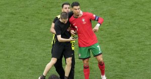 Un aficionado toma del cuello a Cristiano Ronaldo durante el duelo de Portugal del Grupo F ante Turquía. Foto: Michael Probst, AP. 