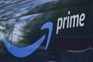 ARCHIVO - Un camión de Amazon Prime el 5 de abril de 2024, en Portland, Oregon. (AP Foto/Jenny Kane, Archivo).
