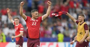 El suizo Fabian Schar y sus compañeros celebran el triunfo en octavos de final ante Italia en la Eurocopa. Foto: Matthias Schrader, AP. 