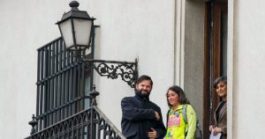 Camila Gómez, madre de Tomás Ross, de 5 años, que padece distrofia muscular de Duchenne, junto al presidente Gabriel Boric después de su reunión en el palacio presidencial de La Moneda, en Santiago, Chile, el miércoles 29 de mayo de 2024. (Foto AP/Esteban Félix)
