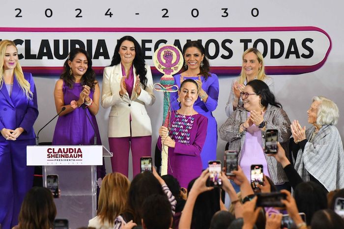 En el evento llamado “Con Claudia llegamos todas”, Olga Sánchez Cordero Dávila, Senadora de Morena, le entregó el bastón de mando de las mujeres a Claudia Sheinbaum Pardo como "signo inequívoco de la confianza que las mujeres mexicanas" depositan en ella.