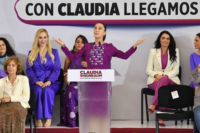 Claudia Sheinbaum, virtual Presidenta electa, encabezó el encuentro "Con Claudia llegamos todas", realizado en el patio principal de la Universidad del Claustro de Sor Juana.