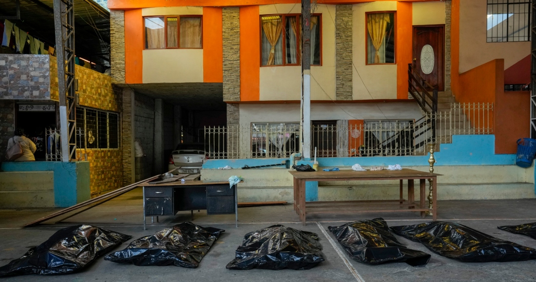 Cuerpos de varias víctimas en bolsas tras los deslizamientos de tierra en El Placer, Ecuador, el lunes 17 de junio de