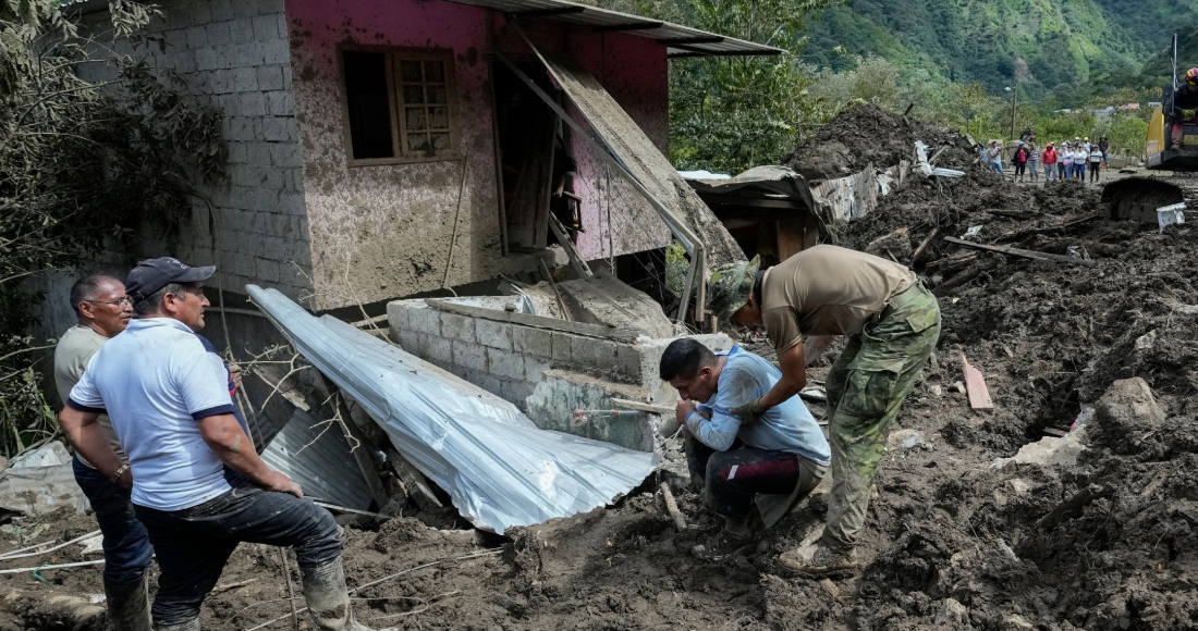 Un hombre, arrodillado, reacciona por los daños en su casa que dejaron los deslizamientos de tierra en El Placer, Ecuador, el lunes 17 de junio de 2024.