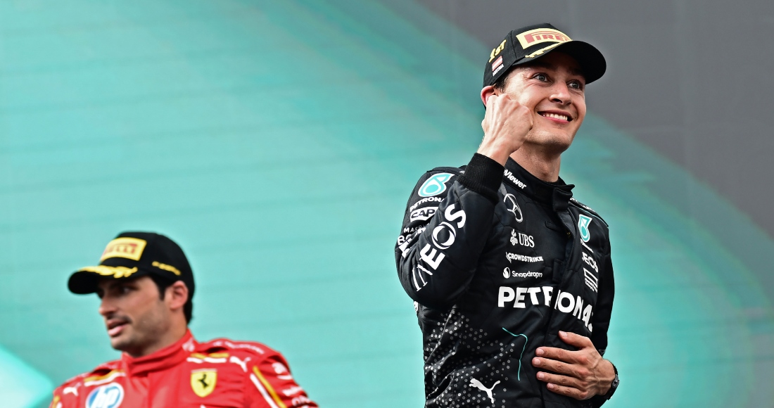 El piloto de Mercedes George Russell celebra en el podio tras ganar el Gran Premio de Austria en el Red Bull Ring el domingo 30 de junio del 2024.