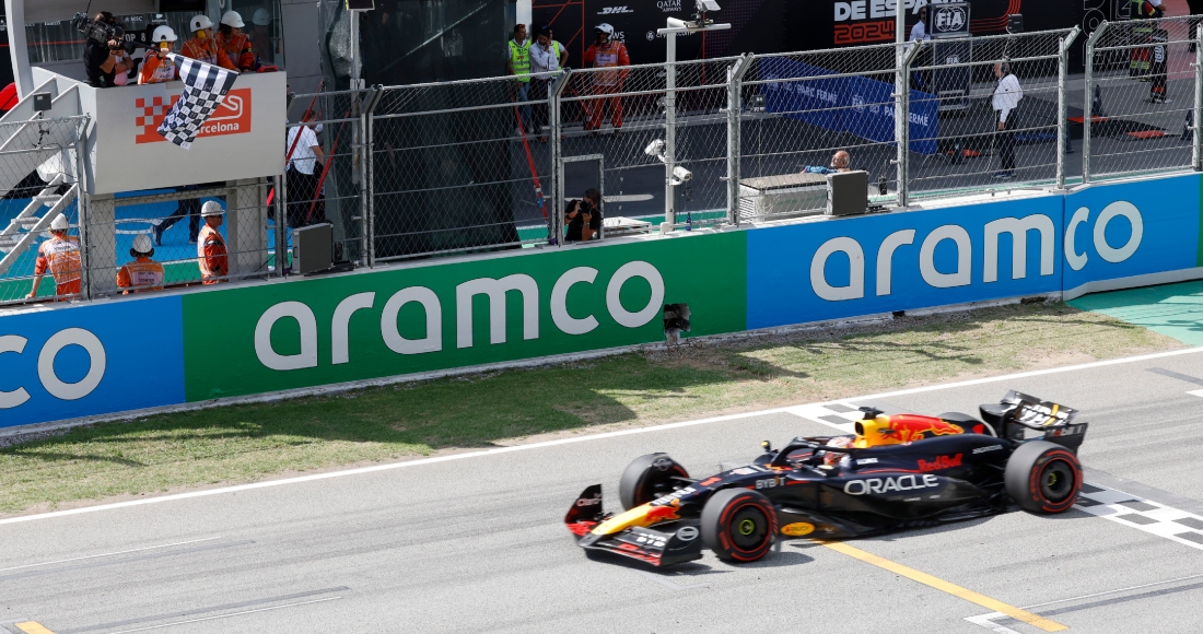 El piloto holandés de Red Bull Max Verstappen cruza la meta en el primer puesto en el Gran Premio de España de la Fórmula Uno en el Circuito Barcelona-Cataluña em Montmeló el 23 de junio del 2024.
