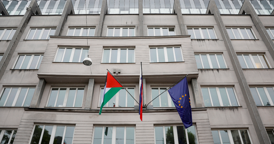 La bandera palestina al lado de la bandera eslovena (centro) y la bandera de la Unión Europea (derecha) en un edificio del gobierno en Ljubljana, Eslovenia, el 30 de mayo del 2024.