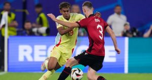 El español Lamine Yamal, a la izquierda, compite por el balón con el albanés Mario Mitaj durante un partido del Grupo B entre Albania y España en la Eurocopa 2024 en Düsseldorf, Alemania, el lunes 24 de junio de 2024. España ganó 1-0.