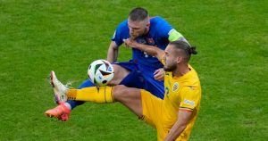 El rumano Radu Dragusin celebra a final del encuentro del Grupo E ante Eslovaquia en Frankfurt, Alemania el miércoles 26 de junio del 2024. Foto: Themba Hadebe, AP