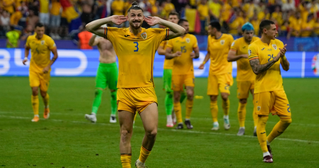 El rumano Radu Dragusin celebra a final del encuentro del Grupo E ante Eslovaquia en Frankfurt, Alemania el miércoles 26 de junio del 2024.