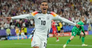 Jamal Musiala, de la selección de Alemania, festeja luego de anotar ante Dinamarca en los octavos de final de la Eurocopa, el sábado 29 de junio de 2024, en Dortmund (AP Foto/Andreea Alexandru)