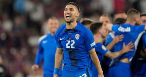 Adam Gnezda Cerin, de la selección de Eslovenia, festeja al concluir un partido del Grupo C de la Eurocopa ante Inglaterra, el martes 25 de junio de 2024. Foto: Andreea Alexandru, AP