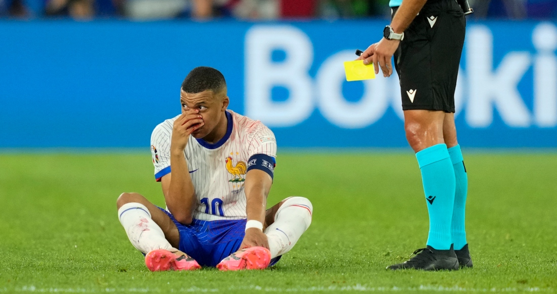 El atacante francés Kylian Mbappé en el piso con la nariz sangrando al ser amonestado en el partido contra Austria por el Grupo D de la Eurocopa, el lunes 17 de junio de 2024.