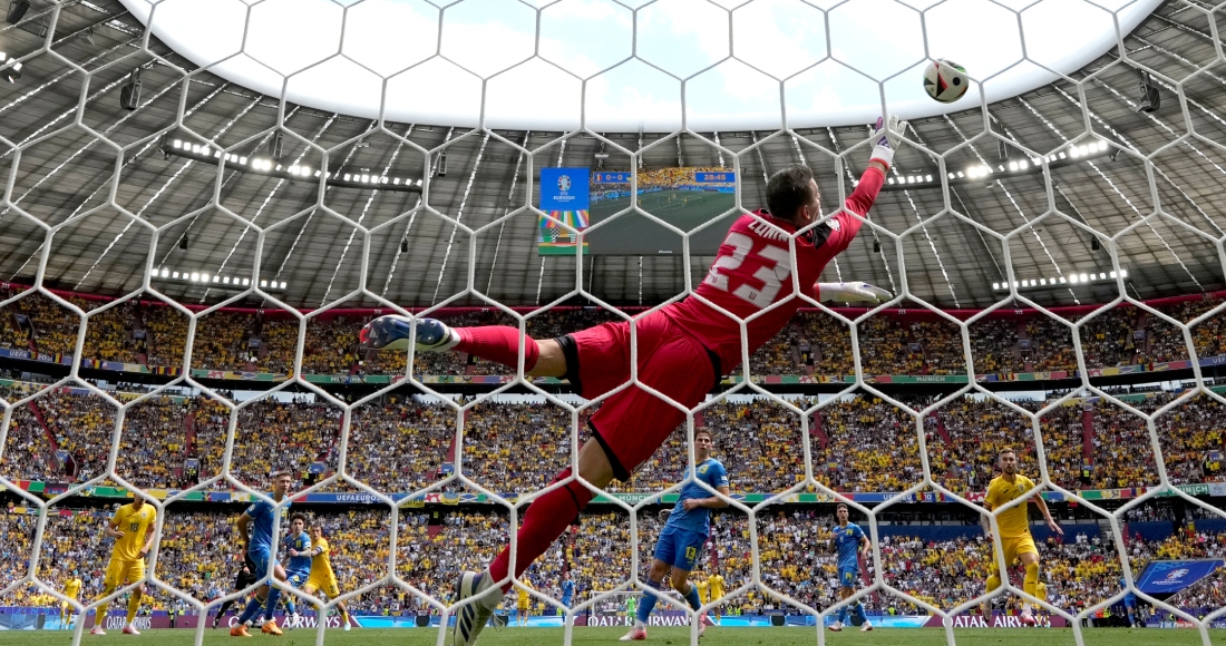 Nicolae Stanciu (cuarto a la izquierda) marca el primer gol de Rumania en la victoria 3-0 ante Ucrania en la Eurocopa, el lunes 17 de junio de 2024, en Múnich. 