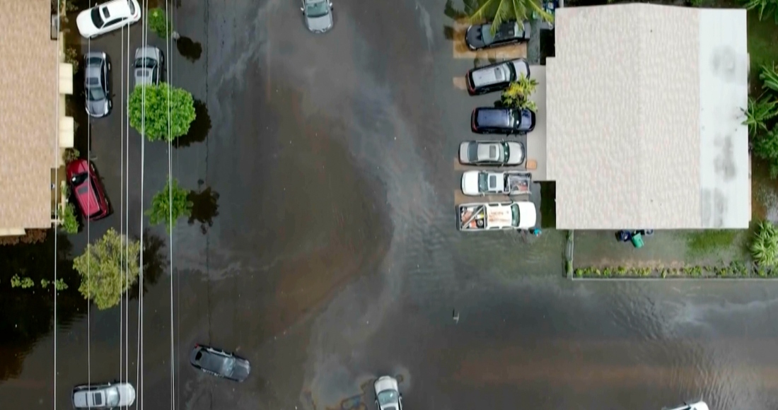 Esta imagen aérea tomada de un video muestra varios automóviles varados en una calle en el condado de Miami-Dade, Florida, el jueves 13 de junio de 2024.