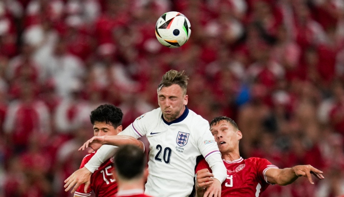 El inglés Jarrod Bowen y los daneses Christian Norgaard y Rasmus Hojlund intentan cabecear el balón en el encuentro del Grupo C de la Euro 2024 el jueves 20 de junio del 2024. 
