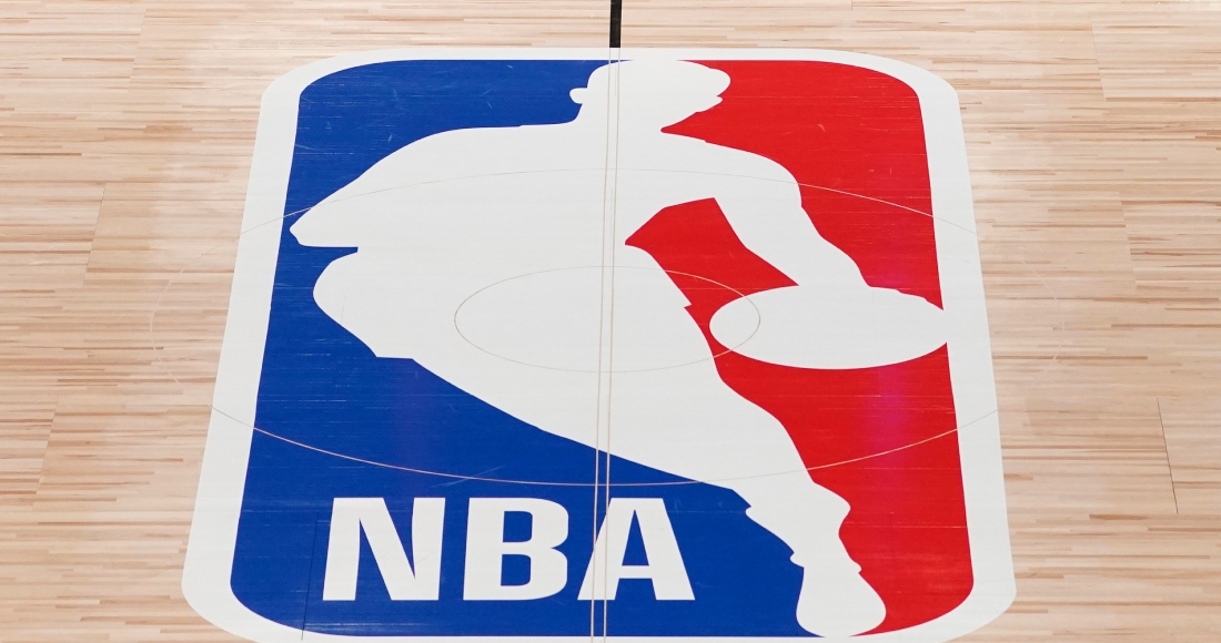 El logo de la NBA en una cancha de Lake Buena Vista, Florida, el viernes 28 de agosto de 2020.