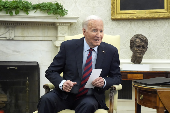 El Presidente Joe Biden durante una reunión con el Secretario General de la OTAN, Jens Stoltenberg, en la Oficina Oval de la Casa Blanca, el lunes 17 de junio de 2024, en Washington.