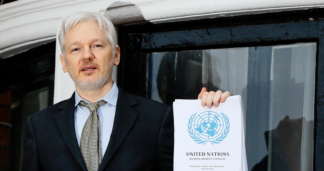 El fundador de WikiLeaks, Julian Assange, habla desde el balcón de la Embajada de Ecuador en Londres, el 5 de febrero de 2016