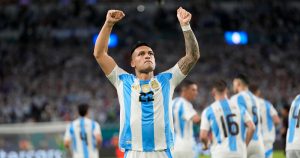 Lautaro Martínez celebra tras marcar un gol para Argentina ante Perú en el partido por el Grupo A de la Copa América, el sábado 29 de junio de 2024, en Miami Gardens, Florida. (AP Foto/Lynne Sladky)