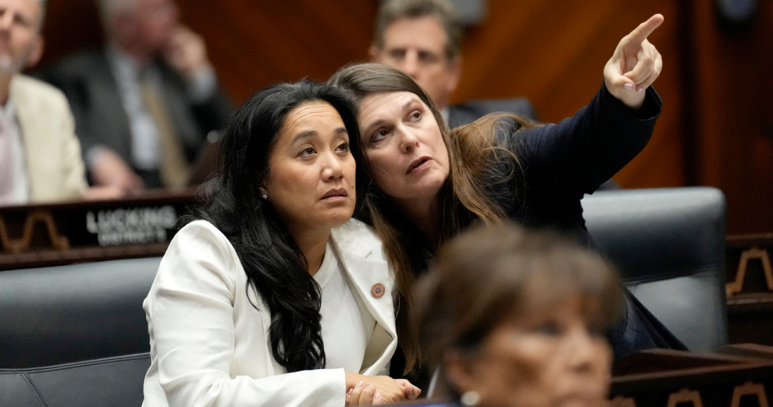 Las representantes estatales de Arizona, las demócratas Stephanie Stahl Hamilton y Lydia Hernandez, a la izquierda, durante un debate en el Capitolio, el martes 4 de junio de 2024, en Phoenix.